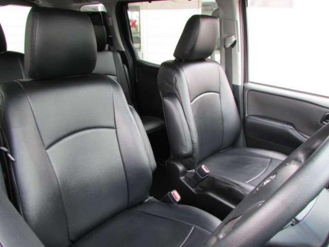 ヴォクシー2.0 X 4WD　トヨタセーフティセンス/LEDヘッドライト/両側パワースライドドア/ETC/社外ナビ/フルセグTV/バックカメラ/スマートキー一体式エンジンスターター 2000