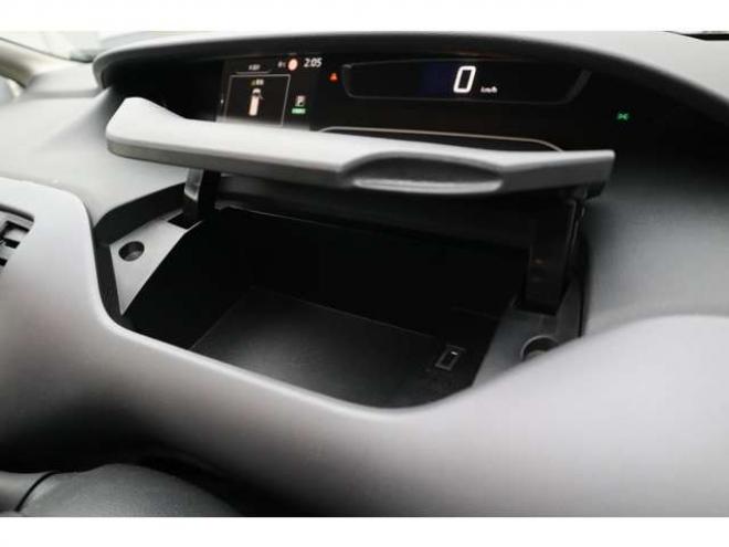 セレナ2.0 B 4WD　社外CDプレイヤー　アラウンドビューモニター　クルーズコントロール　エマージェンシーブレーキ　車線逸脱防止支援　パーキングセンサー 2000