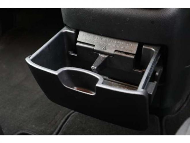 セレナ2.0 B 4WD　社外CDプレイヤー　アラウンドビューモニター　クルーズコントロール　エマージェンシーブレーキ　車線逸脱防止支援　パーキングセンサー 2000