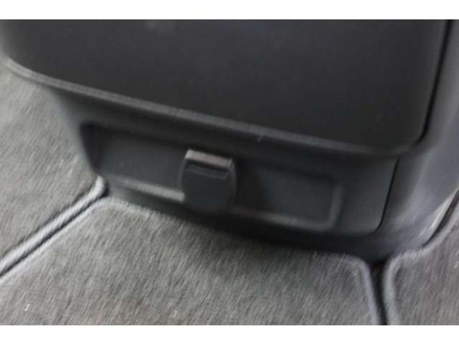 セレナ2.0 B 4WD　社外CDプレイヤー　アラウンドビューモニター　クルーズコントロール　エマージェンシーブレーキ　車線逸脱防止支援　パーキングセンサー 2000