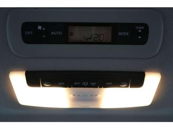 セレナ2.0 B 4WD　社外CDプレイヤー　アラウンドビューモニター　クルーズコントロール　エマージェンシーブレーキ　車線逸脱防止支援　パーキングセンサー 2000