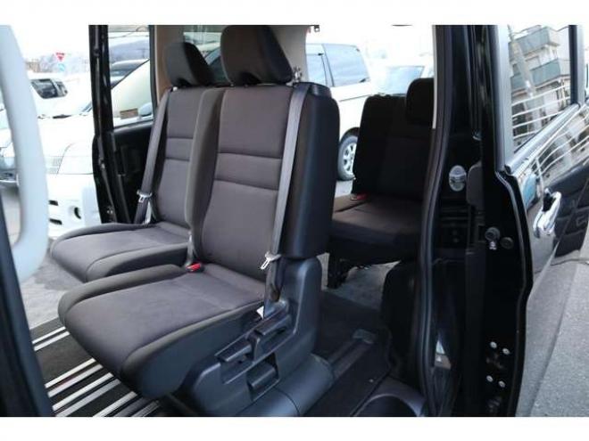 セレナ2.0 B 4WD　社外CDプレイヤー　アラウンドビューモニター　クルーズコントロール　エマージェンシーブレーキ　車線逸脱防止支援　パーキングセンサー 2000