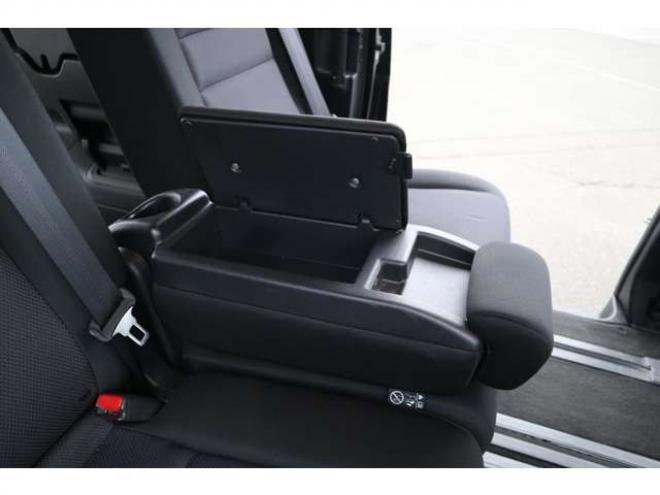 セレナ2.0 B 4WD　社外CDプレイヤー　アラウンドビューモニター　クルーズコントロール　エマージェンシーブレーキ　車線逸脱防止支援　パーキングセンサー 2000