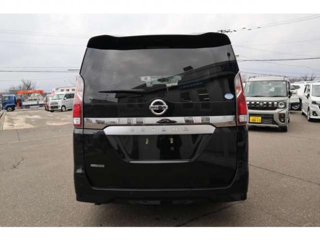 セレナ2.0 B 4WD　社外CDプレイヤー　アラウンドビューモニター　クルーズコントロール　エマージェンシーブレーキ　車線逸脱防止支援　パーキングセンサー 2000