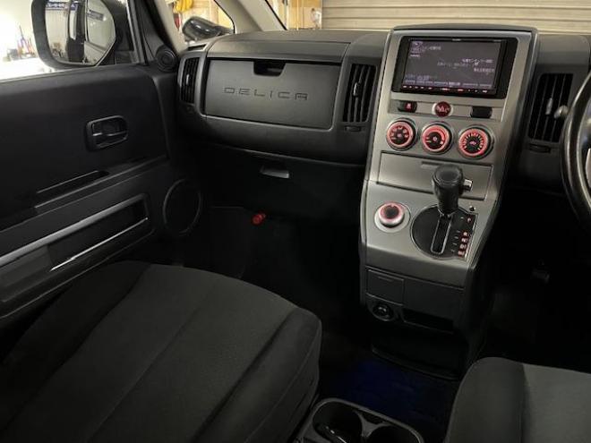 デリカＤ：５　本州仕入　ワンオーナー　寒冷地仕様　禁煙車　両側パワースライドドア　アルパインリアモニター　新品ＴＯＹＯホワイトレター　新品ＪＡＯＳブラックマッドガード　社外１６ＡＷ＋スタッドレスタイヤ付　ＥＴＣ 4WD 2400 5Dr