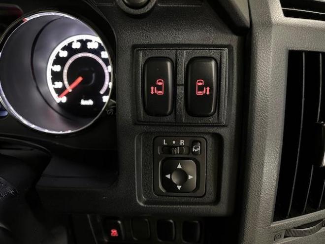 デリカＤ：５　本州仕入　ワンオーナー　寒冷地仕様　禁煙車　両側パワースライドドア　アルパインリアモニター　新品ＴＯＹＯホワイトレター　新品ＪＡＯＳブラックマッドガード　社外１６ＡＷ＋スタッドレスタイヤ付　ＥＴＣ 4WD 2400 5Dr