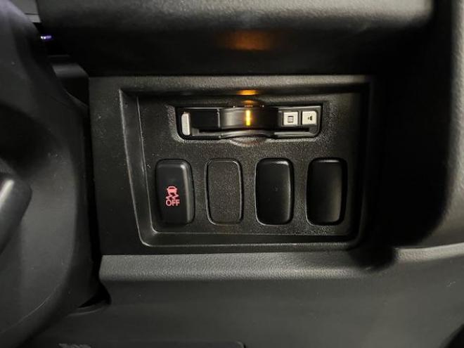 デリカＤ：５　本州仕入　ワンオーナー　寒冷地仕様　禁煙車　両側パワースライドドア　アルパインリアモニター　新品ＴＯＹＯホワイトレター　新品ＪＡＯＳブラックマッドガード　社外１６ＡＷ＋スタッドレスタイヤ付　ＥＴＣ 4WD 2400 5Dr