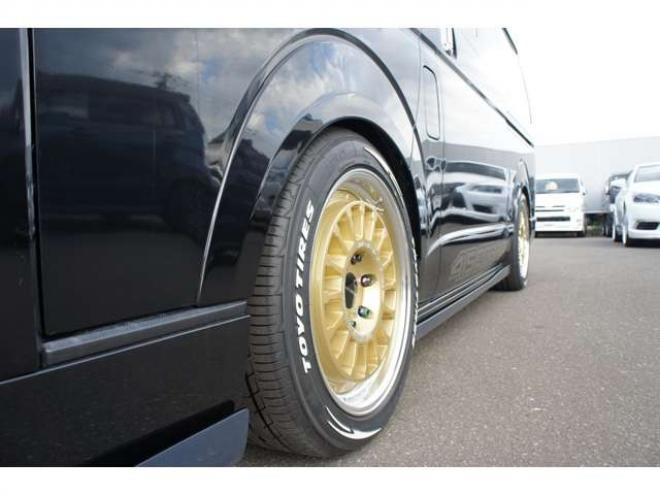 レジアスエース2.8 スーパーGL ダークプライム ロングボディ ディーゼルターボ 4WD　415COBRAコンプリート車両　ファントムヘッドライトシステム&ファントムゴールド18インチホイール&フェイスリフトキット&フルエアロ&フローティングリップ&ローフォルムフェンダー　玄武2インチダウンブロック 2800