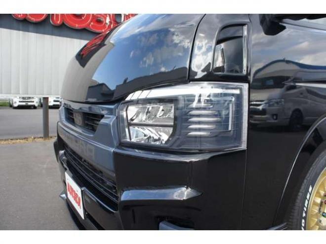 レジアスエース2.8 スーパーGL ダークプライム ロングボディ ディーゼルターボ 4WD　415COBRAコンプリート車両　ファントムヘッドライトシステム&ファントムゴールド18インチホイール&フェイスリフトキット&フルエアロ&フローティングリップ&ローフォルムフェンダー　玄武2インチダウンブロック 2800