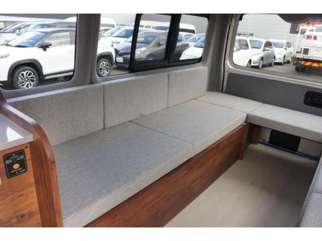 ハイエースバンスーパーロングHR　8人乗りキャンピング4WD　走行充電&外部充電&サブバッテリー　　　&FFヒーター&冷蔵庫&シンク&給排水　アルパインBIG-X&フリップダウン　415COBRAフロントリップ&バッドラッカー17AW　デジタルインナー　全方位カメラ 2700