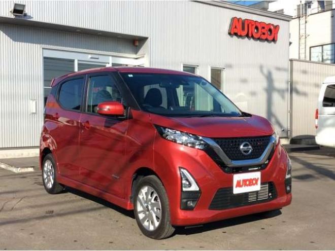 デイズハイウェイスターX 4WD　プッシュスタート　スマートキー　日産純正ナビ　フルセグTV　CD　Bluetooth　全方向カメラ　バックカメラ　本革巻きステアリング　ステアリングスイッチ　クルーズコントロール　シートヒーター　ETC 660