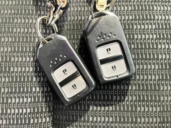 フィット13G Fパッケージ 4WD 5年保証 スマキー 寒冷地仕様 禁煙 車検整備2年付 修復歴無