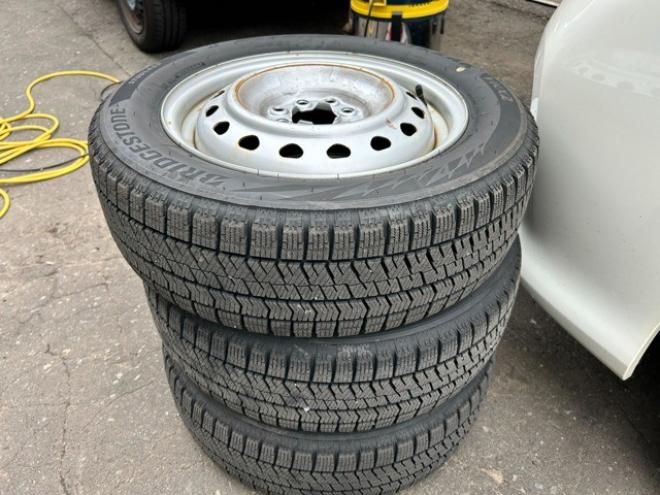 フィット1.5 e:HEV ベーシック 4WD　e-HEV クルーズコントロール　レーンキープ　冬タイヤセット付 1500