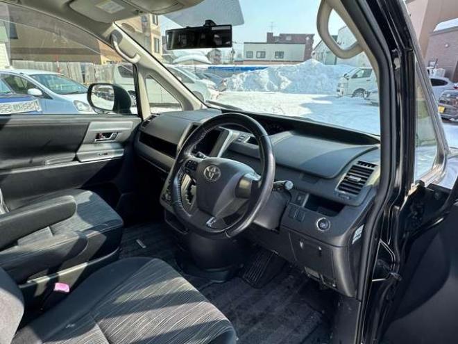 ヴォクシー2.0 ZS 4WD　両側パワースライドドア　プッススタート 2000