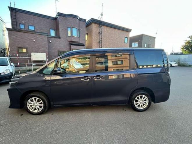 ヴォクシー2.0 X 4WD　電動スライドドア　冬タイヤセット　ドラレコ　アクセル踏み間違い防止装置 ナビTVバックモニター 2000