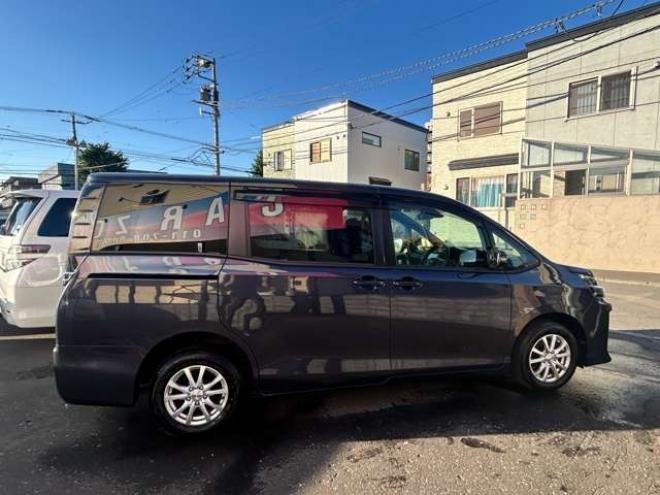 ヴォクシー2.0 X 4WD　電動スライドドア　冬タイヤセット　ドラレコ　アクセル踏み間違い防止装置 ナビTVバックモニター 2000