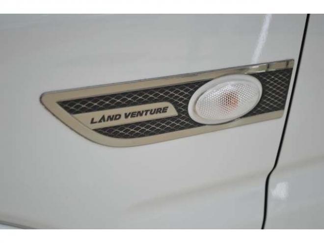 ジムニーランドベンチャー 4WD　ワンオーナー特別仕様車パートタイム4WDターボSDナビTVハーフレザーシートヒーター禁煙車マッドフラップ純正16インチアルミホイル 660