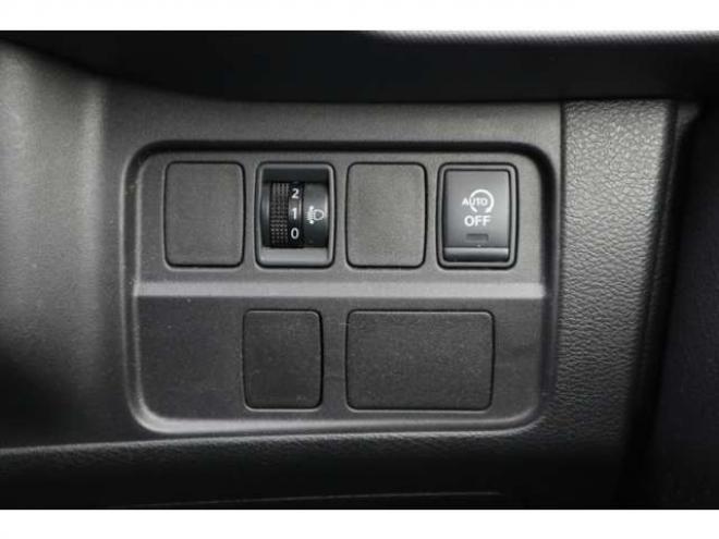 セレナ2.0 B 4WD　社外CDプレイヤー　アラウンドビューモニター　クルーズコントロール　エマージェンシーブレーキ　車線逸脱防止支援　パーキングセンサー 2000