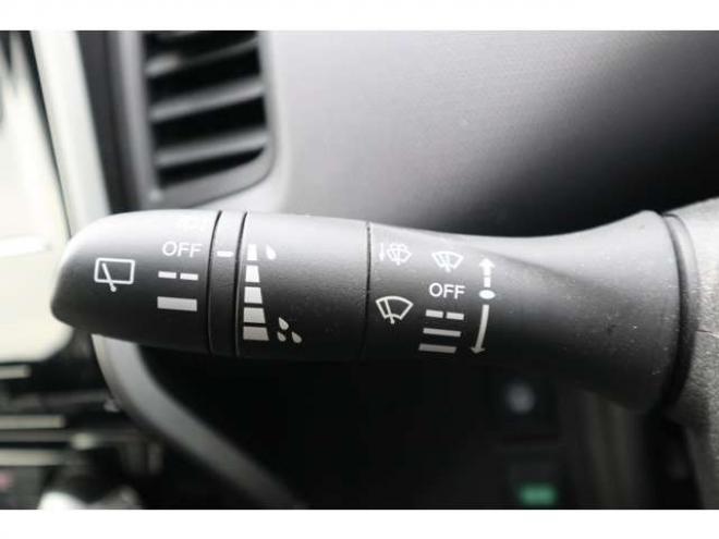 セレナ2.0 B 4WD　社外CDプレイヤー　アラウンドビューモニター　クルーズコントロール　エマージェンシーブレーキ　車線逸脱防止支援　パーキングセンサー 2000