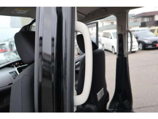 セレナ2.0 B 4WD　社外CDプレイヤー　アラウンドビューモニター　クルーズコントロール　エマージェンシーブレーキ　車線逸脱防止支援　パーキングセンサー 2000