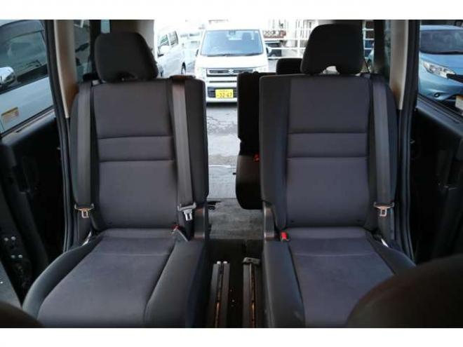 セレナ2.0 B 4WD　社外CDプレイヤー　アラウンドビューモニター　クルーズコントロール　エマージェンシーブレーキ　車線逸脱防止支援　パーキングセンサー 2000