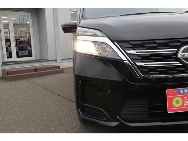 セレナ2.0 B 4WD　社外CDプレイヤー　アラウンドビューモニター　クルーズコントロール　エマージェンシーブレーキ　車線逸脱防止支援　パーキングセンサー 2000