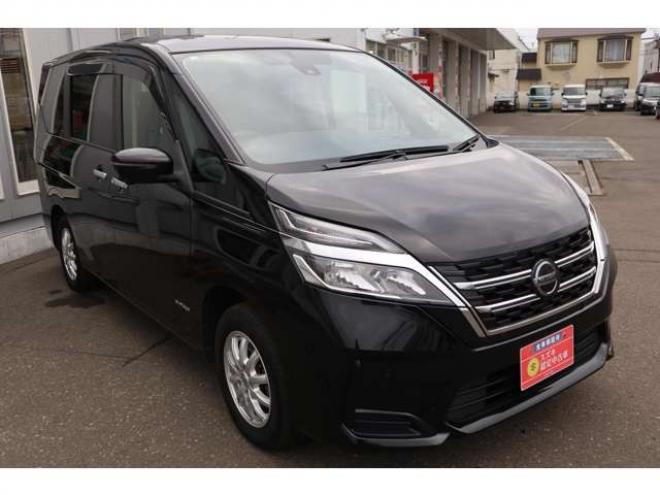 セレナ2.0 B 4WD　社外CDプレイヤー　アラウンドビューモニター　クルーズコントロール　エマージェンシーブレーキ　車線逸脱防止支援　パーキングセンサー 2000