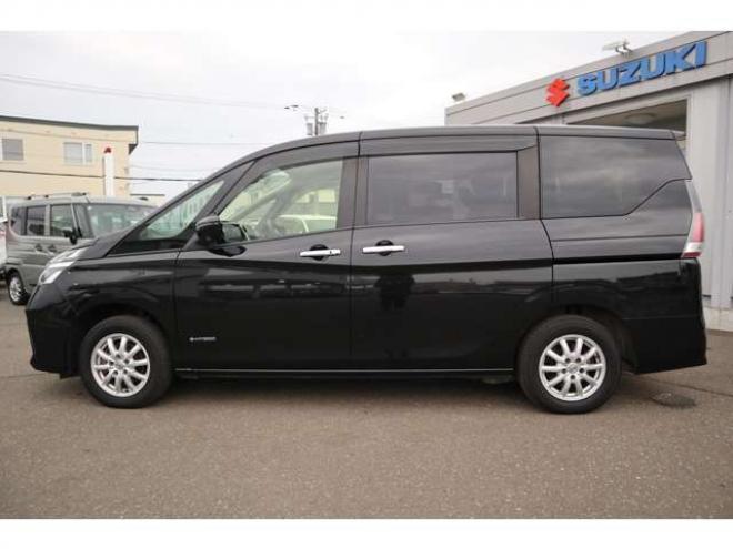 セレナ2.0 B 4WD　社外CDプレイヤー　アラウンドビューモニター　クルーズコントロール　エマージェンシーブレーキ　車線逸脱防止支援　パーキングセンサー 2000