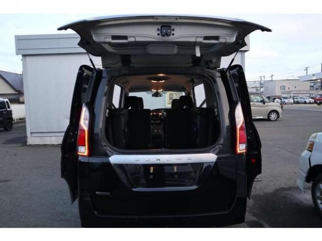 セレナ2.0 B 4WD　社外CDプレイヤー　アラウンドビューモニター　クルーズコントロール　エマージェンシーブレーキ　車線逸脱防止支援　パーキングセンサー 2000