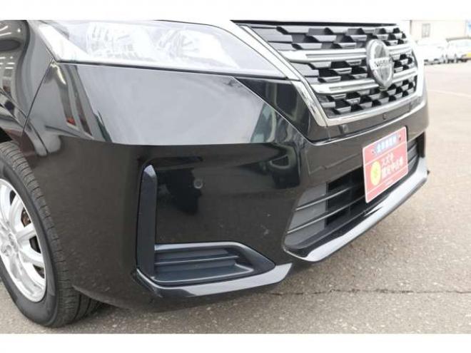 セレナ2.0 B 4WD　社外CDプレイヤー　アラウンドビューモニター　クルーズコントロール　エマージェンシーブレーキ　車線逸脱防止支援　パーキングセンサー 2000