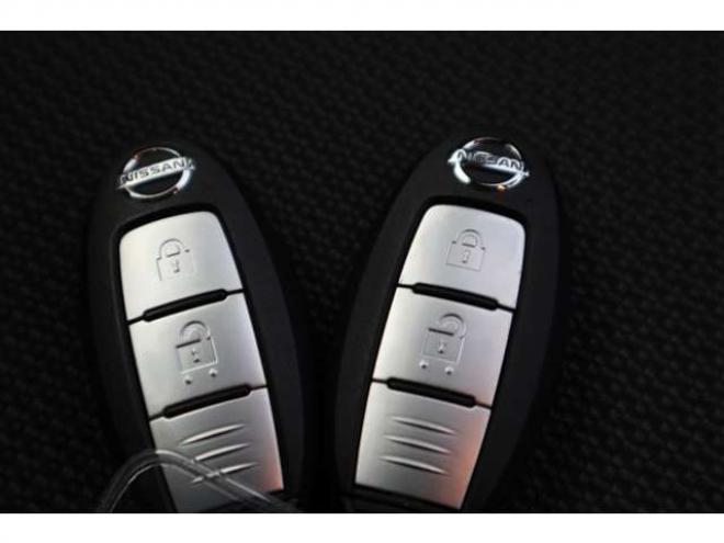 セレナ2.0 B 4WD　社外CDプレイヤー　アラウンドビューモニター　クルーズコントロール　エマージェンシーブレーキ　車線逸脱防止支援　パーキングセンサー 2000