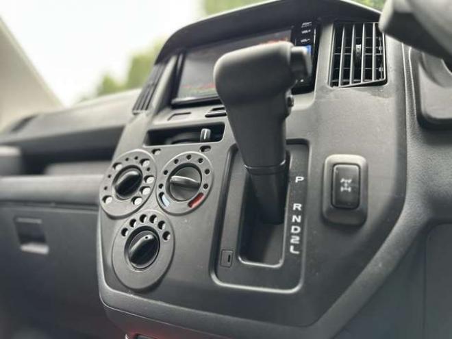 タウンエースバン1.5 GL 4WD　アルトピアーノ　ベージュツートン全塗装済　ベッドキット　セカンドバッテリー　ETC　フルセグTVナビ　バックカメラ　アイドリングストップ　ABS　レーンキープアシスト　盗難防止装置　パワステ　パワーウィンドウ 1500