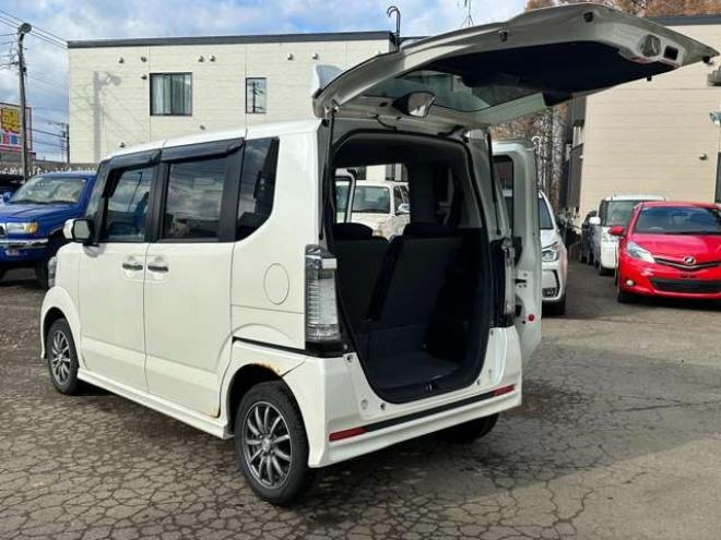N-BOXカスタムG Lパッケージ 4WD　社外ナビ　左側電動スライドドア　バックカメラ　純正アルミホイール　キーレスエントリー　ABS　パワーウィンドウ　パワステ　盗難防止装置 660