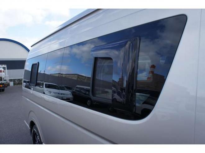 ハイエースバンスーパーロングHR　8人乗りキャンピング4WD　走行充電&外部充電&サブバッテリー　　　&FFヒーター&冷蔵庫&シンク&給排水　アルパインBIG-X&フリップダウン　415COBRAフロントリップ&バッドラッカー17AW　デジタルインナー　全方位カメラ 2700