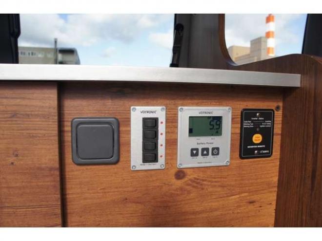 ハイエースバンスーパーロングHR　8人乗りキャンピング4WD　走行充電&外部充電&サブバッテリー　　　&FFヒーター&冷蔵庫&シンク&給排水　アルパインBIG-X&フリップダウン　415COBRAフロントリップ&バッドラッカー17AW　デジタルインナー　全方位カメラ 2700