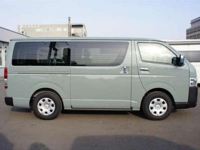 ハイエースバン2.8 スーパーGL ロング ディーゼルターボ 4WD　アースカラーPKG　登録済未使用車　アーバンカーキ　　両側パワースライドドア　デジタルインナーミラー　全方位カメラ　バックカメラ　寒冷地仕様　LEDヘッドライト　415コブラフラットベッドキット 登録済未使用車 2800