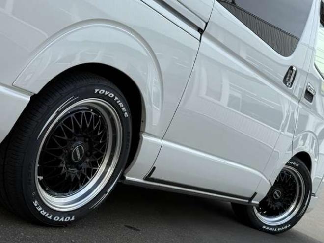 ハイエースバン2.8ダークプライムIIマルチロールトランスポータータイプIロングディーゼルターボ4WD　寒冷地仕様　ワンオーナー　ESSEX　ENCM18インチAW　ESSEXフロントリップスポイラー　ローダウン　パワースライドドア　LEDテール　415COBRAシートカバー&ローフォルムフェンダー&ステアリング 2800