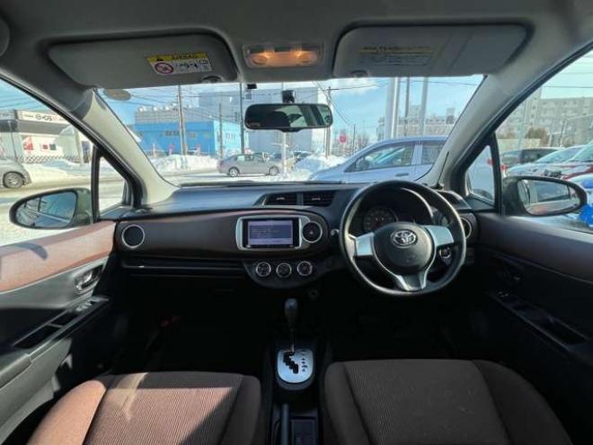 ヴィッツ1.3 ジュエラ 4WD　プッシュスタート　エンジンスターター　ナビ　バックカメラ　ワイパーデアイサー　オート4WD コーナーセンサー　電動格納ミラー 1300