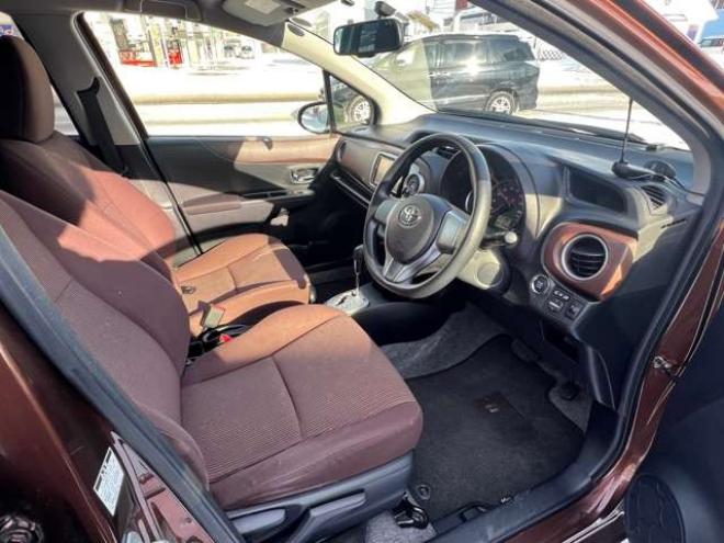 ヴィッツ1.3 ジュエラ 4WD　プッシュスタート　エンジンスターター　ナビ　バックカメラ　ワイパーデアイサー　オート4WD コーナーセンサー　電動格納ミラー 1300