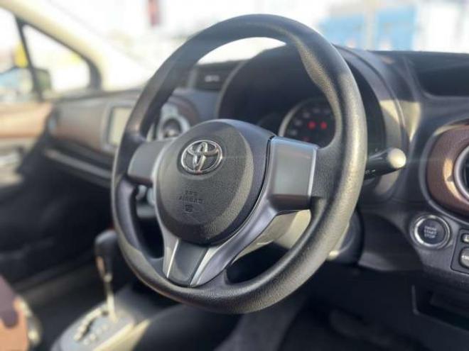 ヴィッツ1.3 ジュエラ 4WD　プッシュスタート　エンジンスターター　ナビ　バックカメラ　ワイパーデアイサー　オート4WD コーナーセンサー　電動格納ミラー 1300