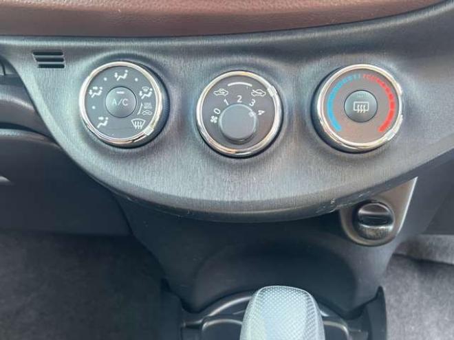 ヴィッツ1.3 ジュエラ 4WD　プッシュスタート　エンジンスターター　ナビ　バックカメラ　ワイパーデアイサー　オート4WD コーナーセンサー　電動格納ミラー 1300