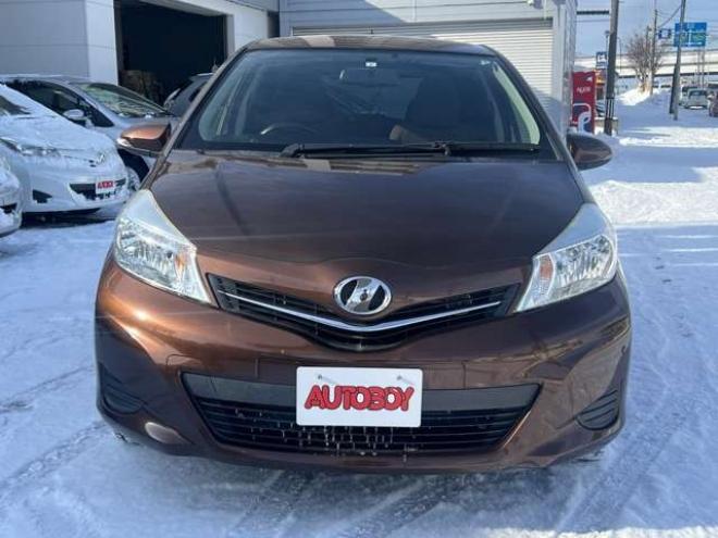 ヴィッツ1.3 ジュエラ 4WD　プッシュスタート　エンジンスターター　ナビ　バックカメラ　ワイパーデアイサー　オート4WD コーナーセンサー　電動格納ミラー 1300