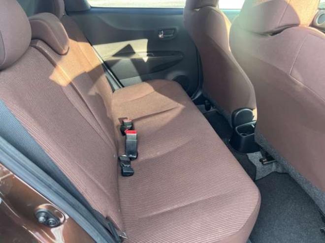 ヴィッツ1.3 ジュエラ 4WD　プッシュスタート　エンジンスターター　ナビ　バックカメラ　ワイパーデアイサー　オート4WD コーナーセンサー　電動格納ミラー 1300