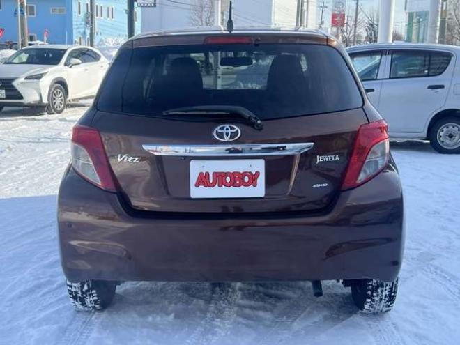 ヴィッツ1.3 ジュエラ 4WD　プッシュスタート　エンジンスターター　ナビ　バックカメラ　ワイパーデアイサー　オート4WD コーナーセンサー　電動格納ミラー 1300