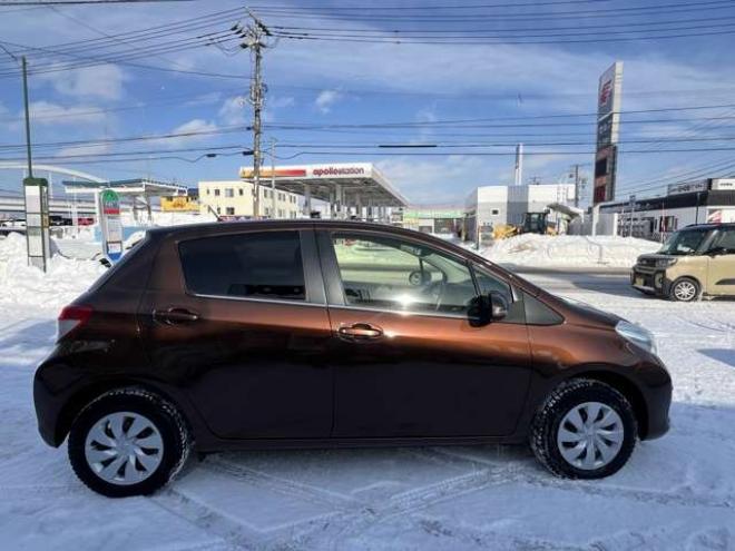 ヴィッツ1.3 ジュエラ 4WD　プッシュスタート　エンジンスターター　ナビ　バックカメラ　ワイパーデアイサー　オート4WD コーナーセンサー　電動格納ミラー 1300