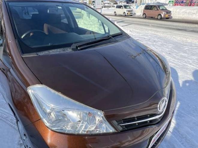 ヴィッツ1.3 ジュエラ 4WD　プッシュスタート　エンジンスターター　ナビ　バックカメラ　ワイパーデアイサー　オート4WD コーナーセンサー　電動格納ミラー 1300