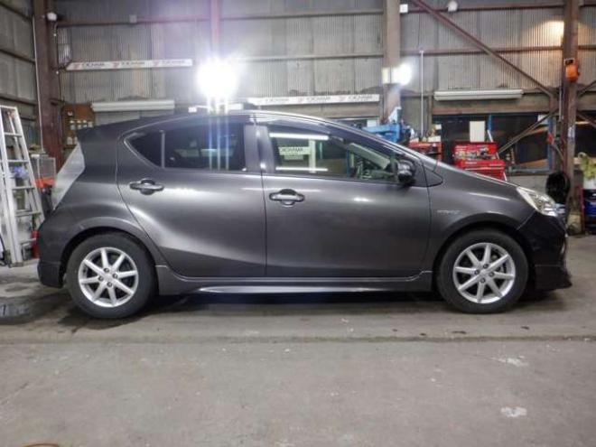 アクア1.5 G ブラックソフトレザーセレクション　本州仕入・ナビ・TV・B/T・レザーシート・本州仕入・純正エアロ・シートヒーター・ステアリングスイッチ・バックカメラ・スマートキー・プッシュスタート 2WD 1500