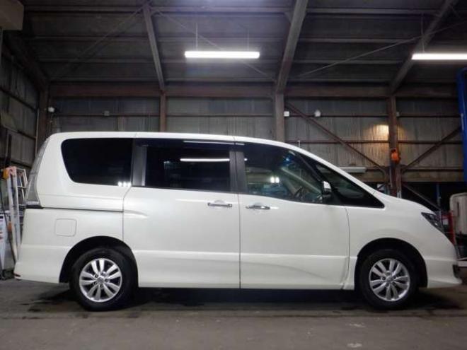 セレナ2.0 ハイウェイスター 4WD　本州仕入・ナビ・TV・Bカメラ・パワスラ・車検新規2年・リア修復済・後期型・エマブレ・リアモニター・ETC・クルコン・アイドリングストップ 2000