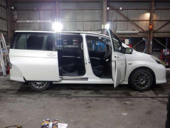 アイシス1.8 プラタナ 4WD　ナビ・TV・B/T・Bカメラ・パワスラ・寒冷地仕様・クリアランスソナー・ETC・リアヒーター・スマートキー・プッシュスタート・社外エンスタ・フォグランプ・オートエアコン 1800