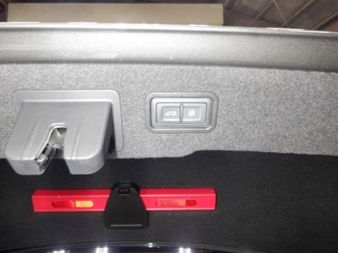 アウディA8 55 TFSI クワトロ 4WD　本州仕入・ナビ・TV・B/T・サンルーフ・黒革・360°カメラ・LEDヘッドライト・後席リモート・BANG&OLUSENサウンド・電動トランク・全席電動シート・全席パワークロージングドア・ヘッドアップディスプレイ 3000